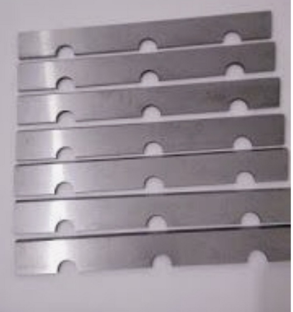 Industrial straight blades with semicircular notches